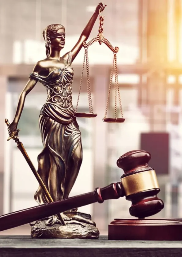 Lady Justice statue with scales and judge's gavel representing legal consultation services at Appelblatt & Mazzola LLP, Sacramento California